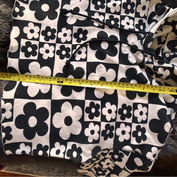 Wild Fable Juniors Cropped Hoodie Size S Black White Floral Check - Picture 4 of 5
